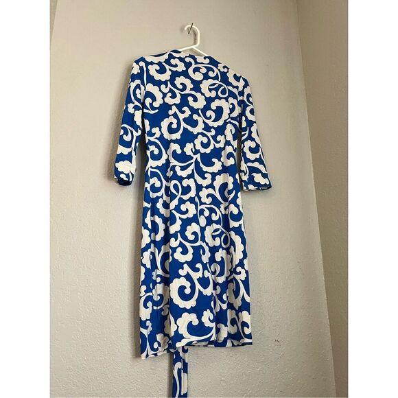 DIANE VON FURSTENBERG BLUE & OFF WHITE PRINT 100% SILK WRAP DRESS SIZE 8 - Picture 4 of 6